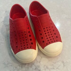 Native Shoes Jefferson Sneaker Unisex Ski Patrol Red/Shell White Kids Size C11